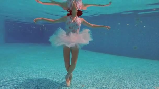 Ballerine Japonaise Danse Sous Eau Dans Piscine Fait Grand Jete — Video