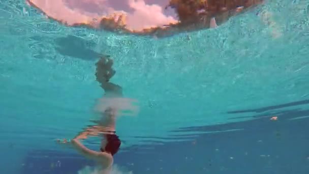 Japanse Ballerina Dansen Onder Water Zwembad Achtergrond Van Luchtbellen Haar — Stockvideo