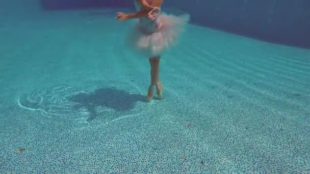 Ballerina Giapponese Sta Ballando Sott Acqua Piscina Sullo Sfondo Foglie — Video Stock