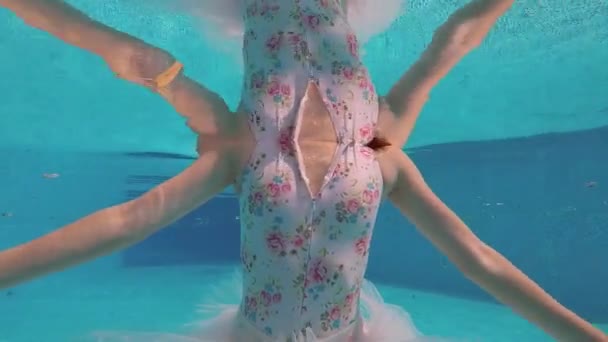 Ballerine Japonaise Danse Sous Eau Dans Piscine Sur Fond Bulles — Video