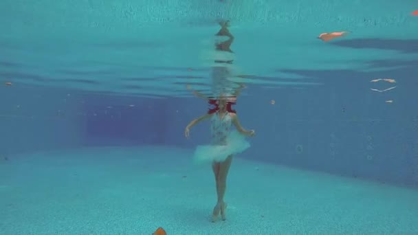 Japanische Ballerina Tanzt Unter Wasser Pool Und Macht Grand Jete — Stockvideo