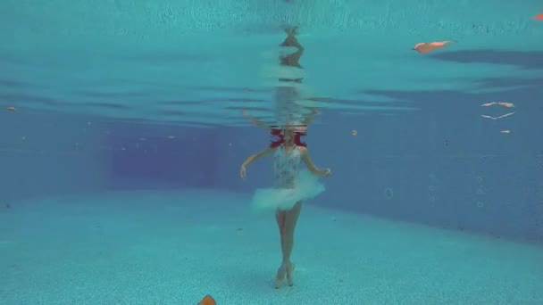 Ballerina Giapponese Sta Ballando Sott Acqua Piscina Facendo Grand Jete — Video Stock