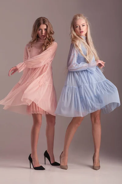 Dos Modelos Rubias Vestidos Azules Rosados Transparentes Tacones Aguja Posan — Foto de Stock