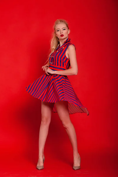 Modelo Rubia Vestido Rayas Rojas Tacones Aguja Está Posando Estudio — Foto de Stock