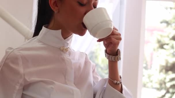 Giovane Donna Beve Caffè Lascia Una Scia Rossetto Sulla Tazza — Video Stock