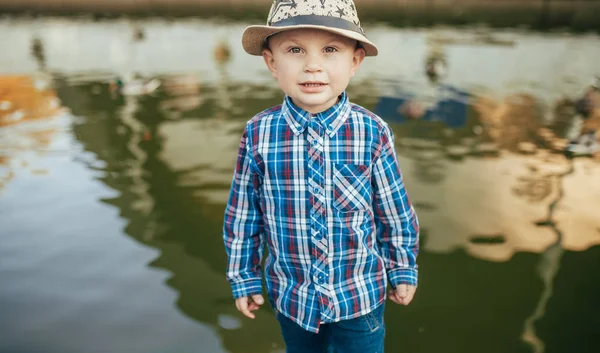 Retrato Menino Durante Passeio Parque Contra Fundo Lago — Fotografia de Stock