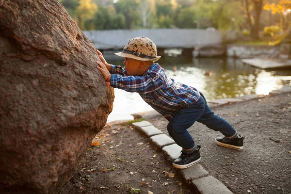 Niño Pequeño Está Jugando Empujando Una Roca Durante Paseo Por —  Fotos de Stock