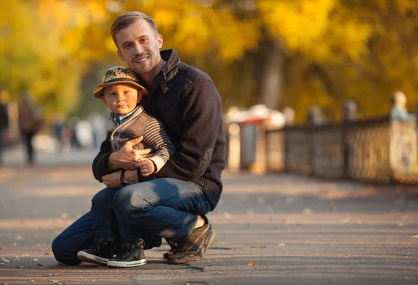 Jovem Pai Está Sentado Passarela Abraçando Seu Filhinho Durante Passeio — Fotografia de Stock