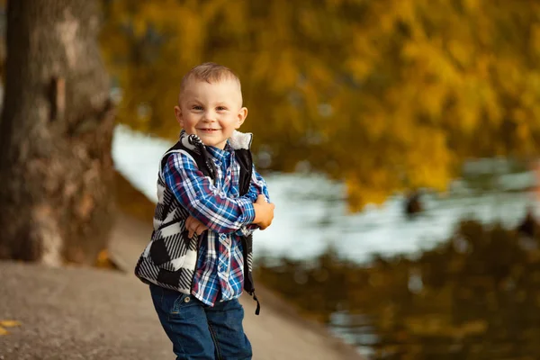 Retrato Menino Durante Passeio Parque Contra Fundo Lago Árvores Outono — Fotografia de Stock