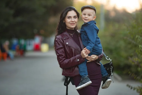 Mãe Está Segurando Seu Filhinho Suas Mãos Durante Passeio Parque — Fotografia de Stock