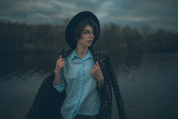 Giovane Donna Cappello Trova Accanto Lago Sullo Sfondo Del Cielo — Foto Stock