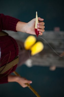 Çocuk anlamına gelir ve onun ellerini kendi kendine yapılan olta ve float tutar. Portre. Üstten görünüm.