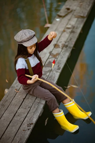 Kind Meisje Zit Houten Visserij Brug Vangsten Van Vis Met — Stockfoto