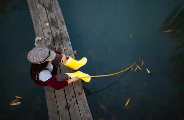 Enfant Fille Bottes Caoutchouc Jaune Chapeau Trouve Sur Pont Pêche — Photo