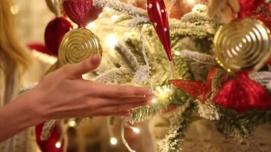 Noel Baba ile genç kadın elini tarafından dekore edilmiş Noel ağacın dokunur. Portre.