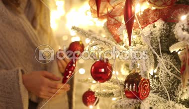 Ekose olan kadın tarafından oyuncaklar Noel ağacının dalları süsleyen. Portre.