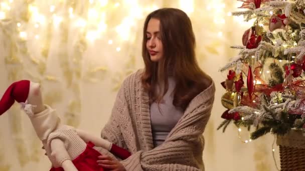 Junge Frau Mit Kariertem Lächeln Umarmt Den Weihnachtsmann Ihren Händen — Stockvideo