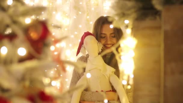 Mujer Joven Con Cuadros Santa Claus Sus Manos Sonríe Camina — Vídeo de stock