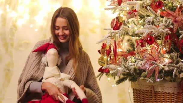 Mujer Joven Con Cuadros Sienta Lado Del Árbol Navidad Sonríe — Vídeos de Stock