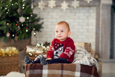 Çocuk oğlan çocuk oyuncak araba Noel ağacı ve festival çelenk arka plan üzerinde oturuyor. Siyah beyaz resim.
