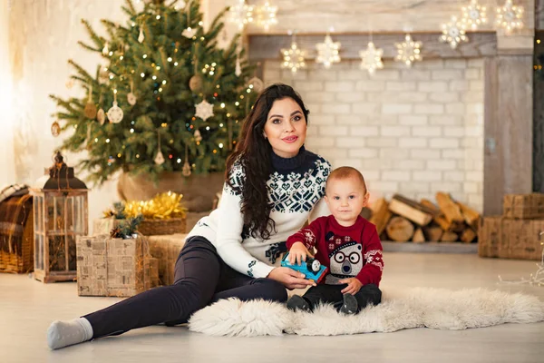 Moeder Met Haar Zoon Zittend Het Tapijt Spelen Tegen Achtergrond — Stockfoto