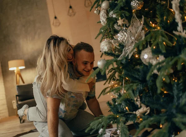 Pareja Joven Enamorada Divirtiéndose Riendo Alegremente Fondo Del Árbol Navidad — Foto de Stock