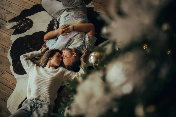 Junges Verliebtes Paar Liegt Auf Teppich Hält Händchen Und Umarmt — Stockfoto