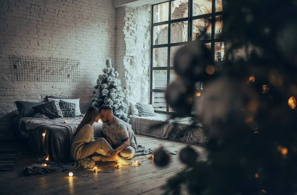 Young Couple Love Sitting Floor Bed Hugging Background Christmas Tree — Stock Photo, Image