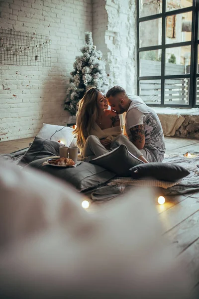 Young Couple Love Sitting Floor Hugging Next Two Cups Plate — Stock Photo, Image