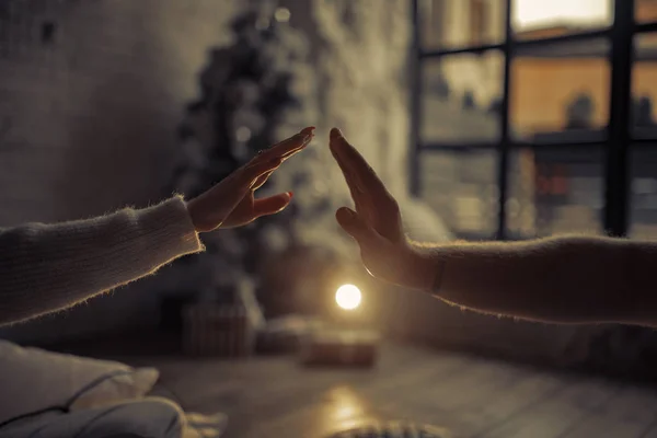 Erkek Kadın Birbirine Dokunmadan Noel Ağacı Arka Planı Işık Pencere — Stok fotoğraf