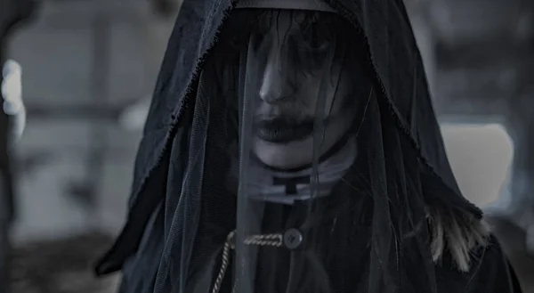 Retrato Estar Uma Mulher Escura Vestida Com Manto Encapuzado Preto — Fotografia de Stock