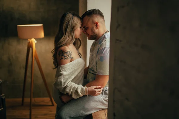 Jovem Casal Apaixonado Está Abraçando Frente Janela Cara Cara Fundo — Fotografia de Stock