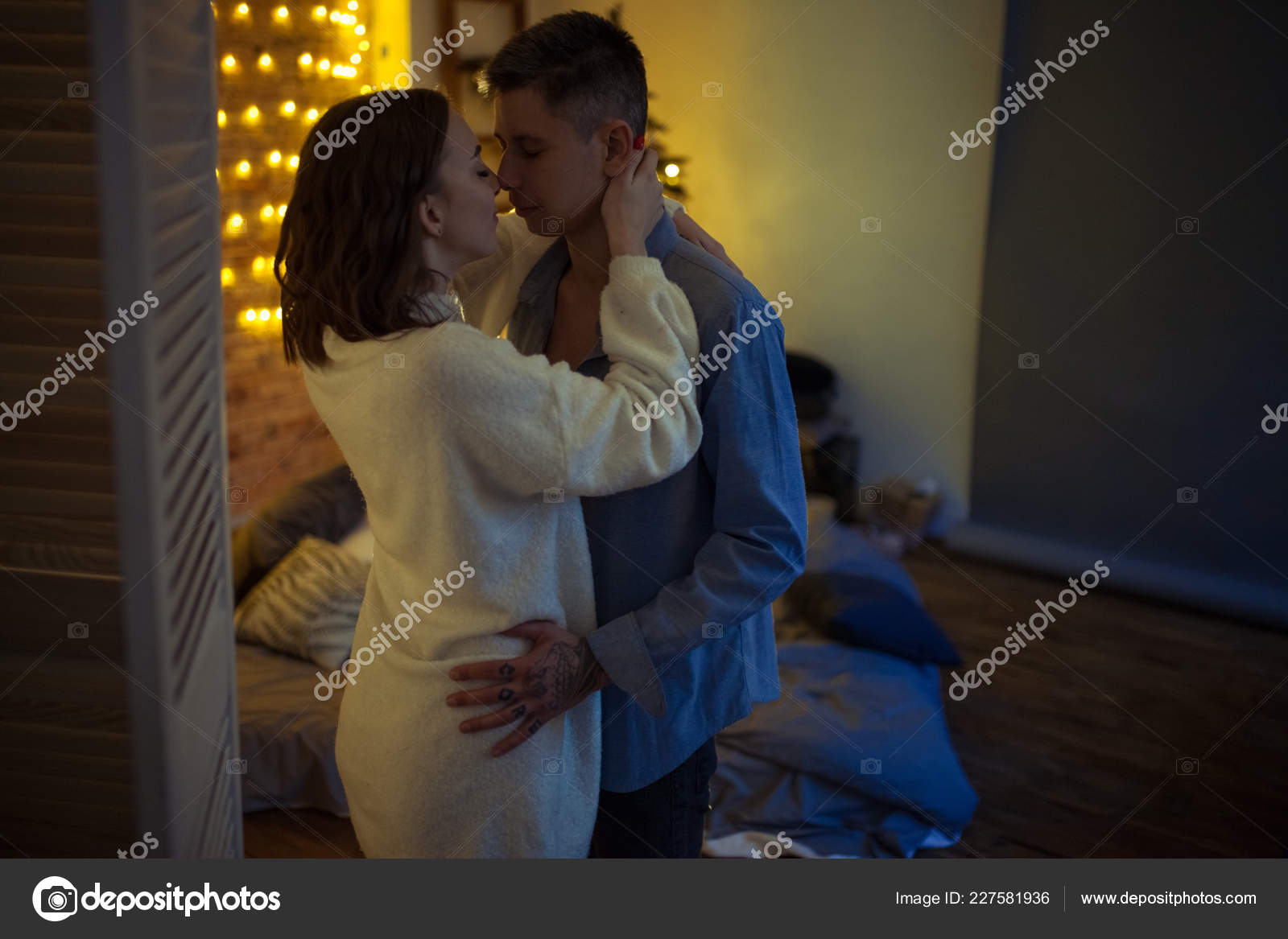 Jovens Amantes Estão Abraço Durante Preliminares Fundo Cama Luzes Quarto —  Foto © stasia04 #227581936, image size:1600x1167