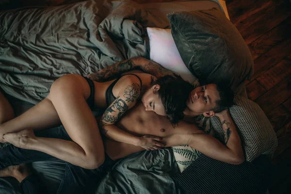 Una Joven Pareja Medio Desnuda Enamorada Yace Abrazo Una Cama —  Fotos de Stock