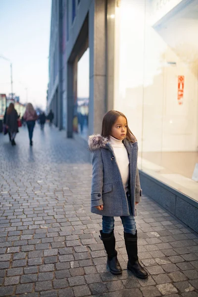 Niña Abrigo Está Pie Junto Ventana Tienda Calle Ciudad Por —  Fotos de Stock