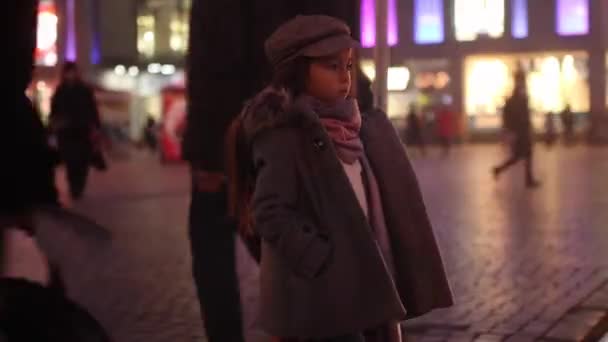 Kind Meisje Een Vacht Cap Sjaal Permanent Wachten Straat Tegen — Stockvideo