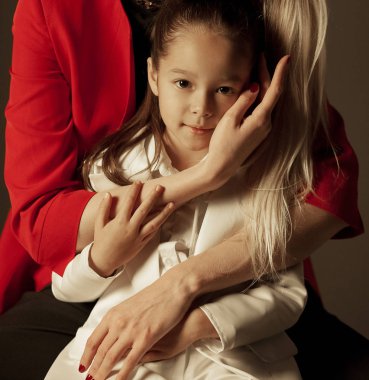 Anne kızı benimsemiş. Portre.