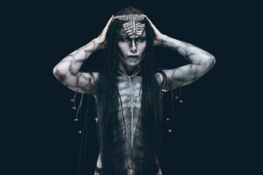 Genç bir kadın bir insansı ve dünya dışı yabancı kafasındaki boynuzları ve bir sürüngen gibi vücudunda bir kalıp görüntüdeki.