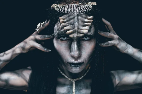 Портрет Молодої Жінки Образі Гуманоїда Позаземного Прибульця Рогами Голові Демонічними — стокове фото