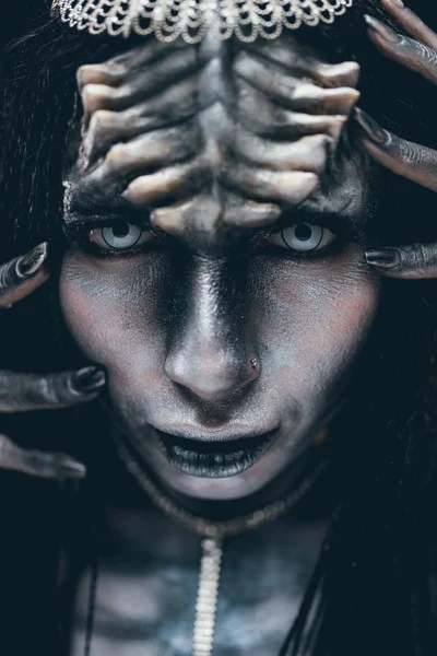Retrato Jovem Imagem Extraterrestre Humanoide Extraterrestre Com Chifres Cabeça Olhos — Fotografia de Stock