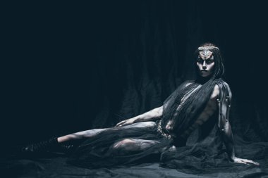 Genç bir kadın bir insansı ve dünya dışı yabancı kafasındaki boynuzları ve bir sürüngen gibi vücudunda bir kalıp görüntüdeki.