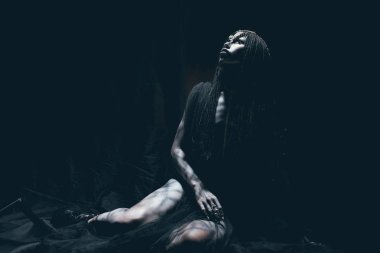 Genç bir kadın bir insansı ve dünya dışı yabancı kafasındaki boynuzları ve bir sürüngen gibi vücudunda bir kalıp görüntüdeki.