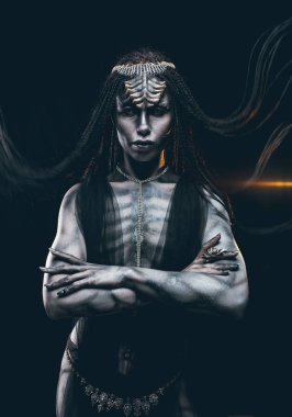 İnsansı ve dünya dışı yabancı onun baş ve desen ışık arka plan üzerinde sürüngen gibi vücudunda boynuzları ile görüntüdeki genç kadın.