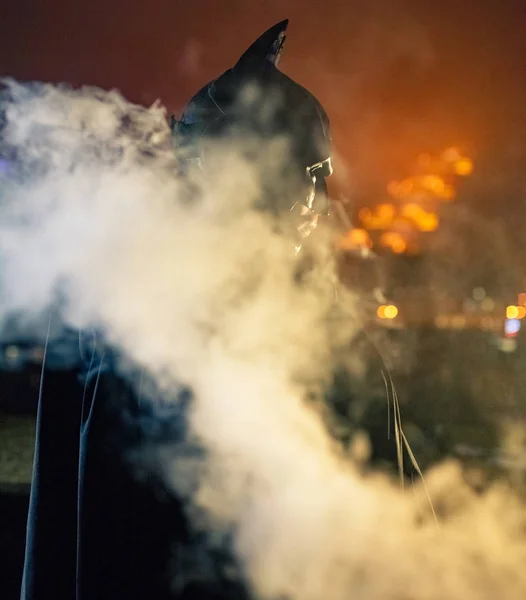 Homme Vêtu Casque Manteau Noir Tient Sur Fond Des Lumières — Photo