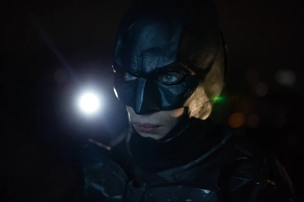 Maske Kask Zırh Siyah Pelerin Giymiş Bir Adam Gece Işık — Stok fotoğraf