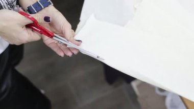 El kumaş makas ile keser.