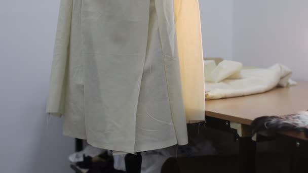 Куртка Початковому Етапі Пошиття Одягається Манекен Швейній Майстерні — стокове відео