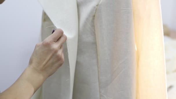 在缝制车间使用缝制针裁剪的初始阶段 换装师会将夹克固定起来 — 图库视频影像