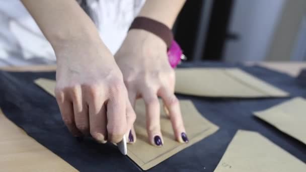 Mãos Femininas Desenha Contorno Torno Padrão Papel Roupas Sobre Tecido — Vídeo de Stock