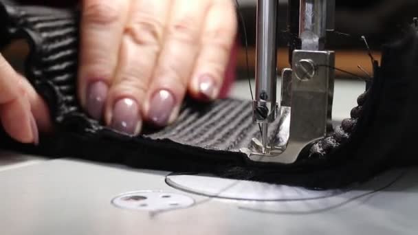 仕立て屋は 電動ミシンで縫います クローズ アップ — ストック動画
